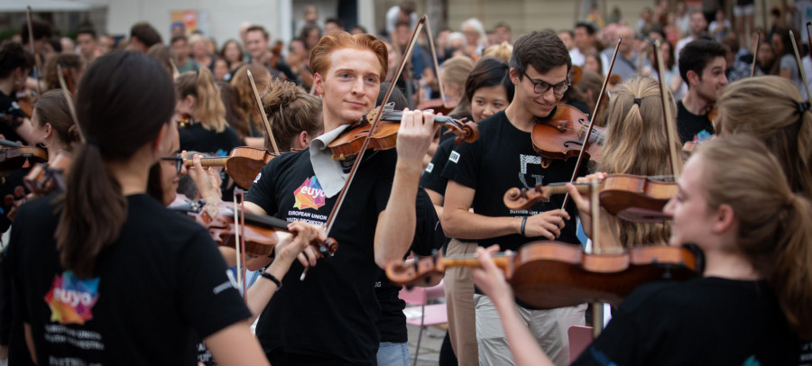 Tinerii muzicieni români, invitați să participe la selecţia anuală pentru Orchestra de Tineret a Uniunii Europene