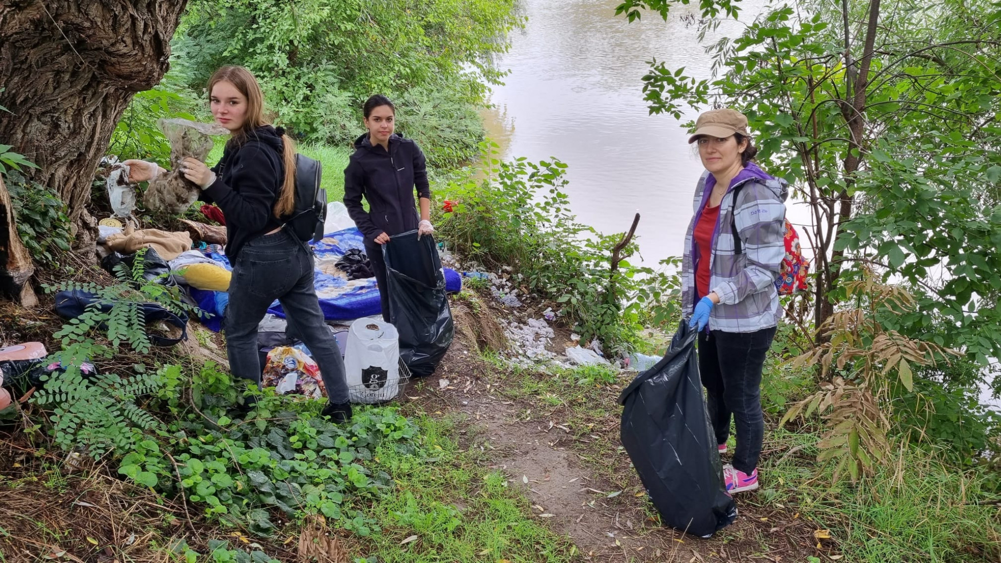 Elevii arădeni s-au alăturat celei mai mari acțiuni de curățenie din țară și au ecologizat faleza Mureșului
