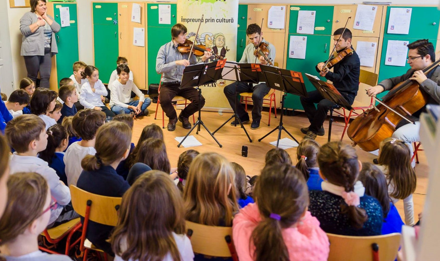 Proiectul "Ascultă 5 minute de muzică clasică" revine în școlile din România din 19 septembrie
