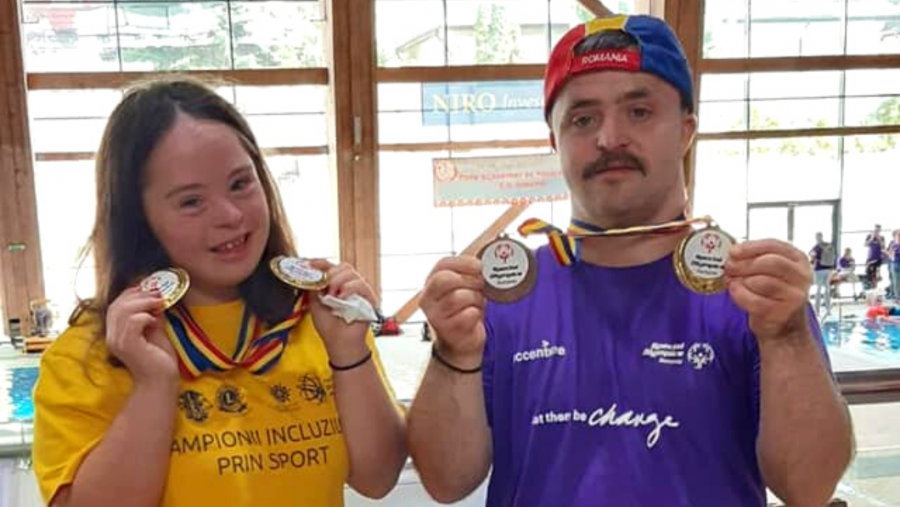 Mara și Ovidiu au câștigat 3 medalii de aur și 1 de bronz la Competiția Națională de Natație Special Olympics București 2022