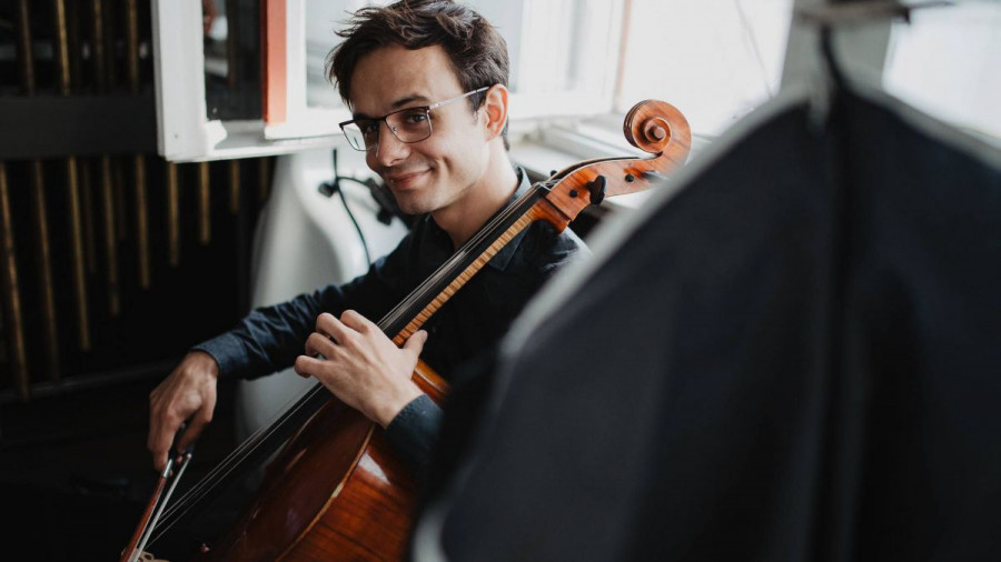 Violoncelistul Radu Croitoru va cânta în ateliere ale meşteşugarilor din patru sate din Munţii Făgăraş