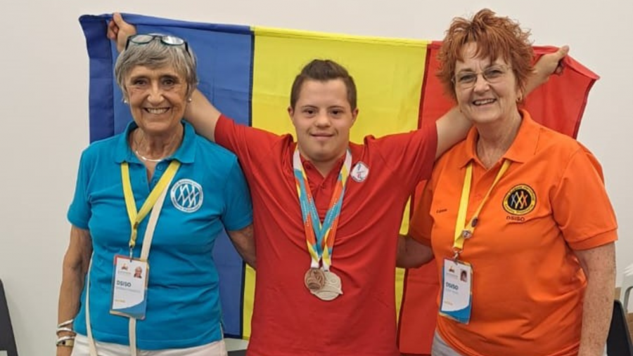 David a câștigat o medalie de argint și una de bronz la Campionatul Mondial de Înot Down Syndrome din Portugalia