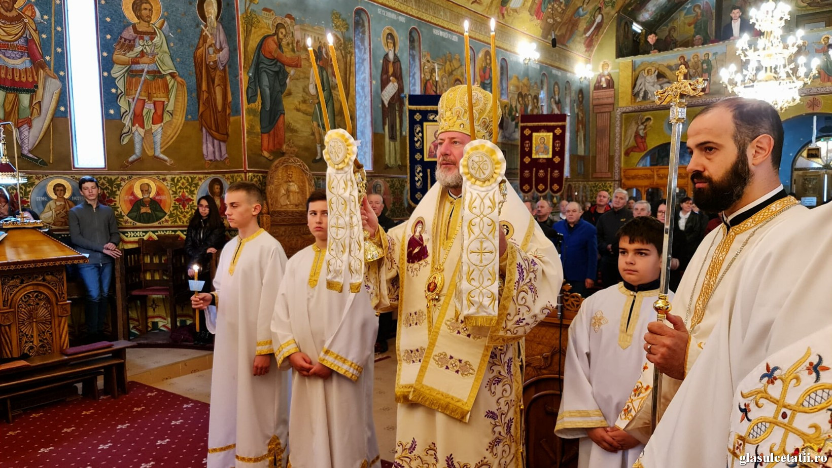 Puterea omului este darul lui Dumnezeu spre a face bine, a spus PS Părinte Emilian Crișanul în Parohia Bujac (FOTO)