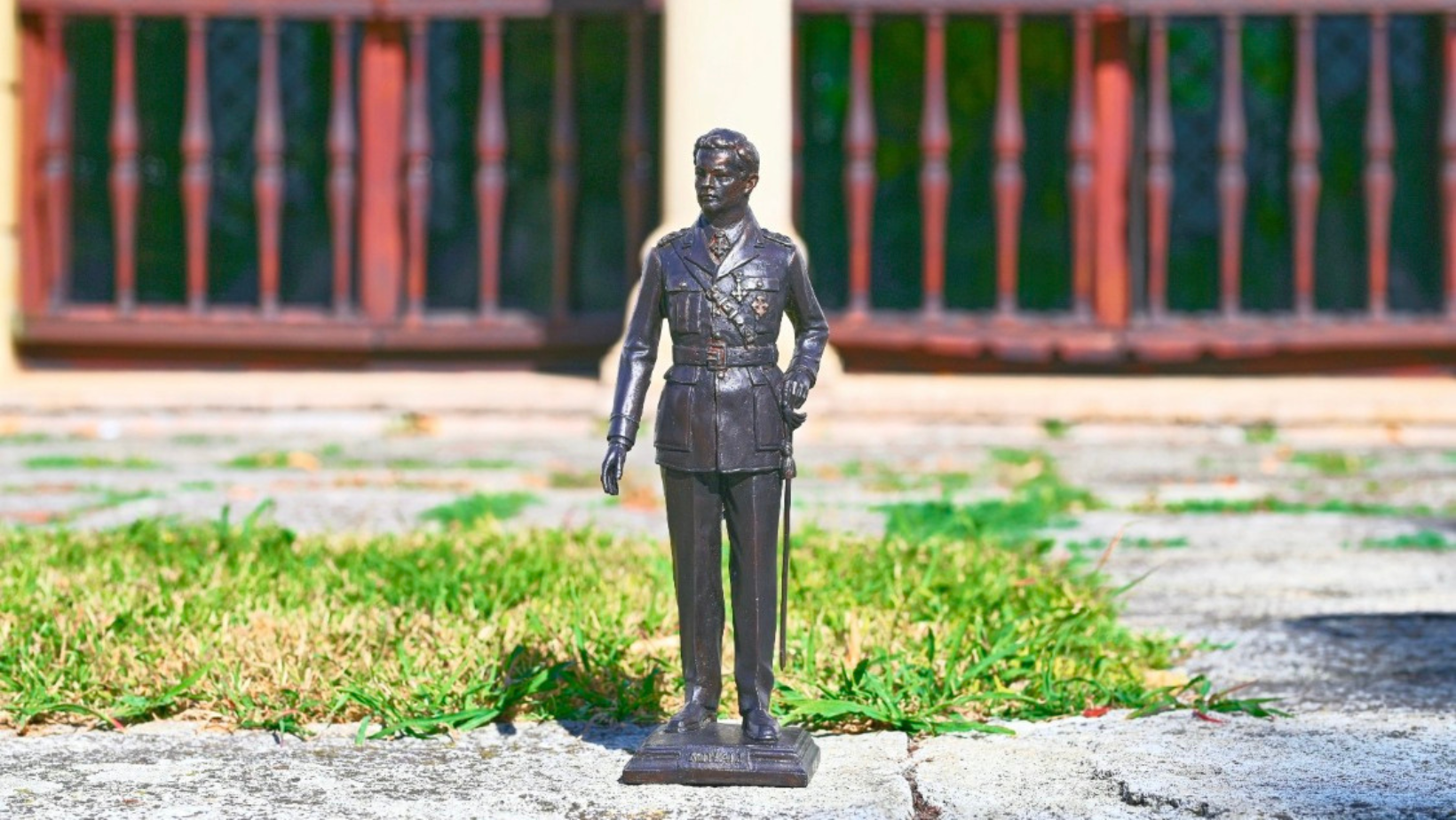 Statuete înfățișându-l pe Regele Mihai în uniforma de Mareşal al Armatei Române, oferite susţinătorilor Asociaţiei pentru Patrimoniul Regal Peleş