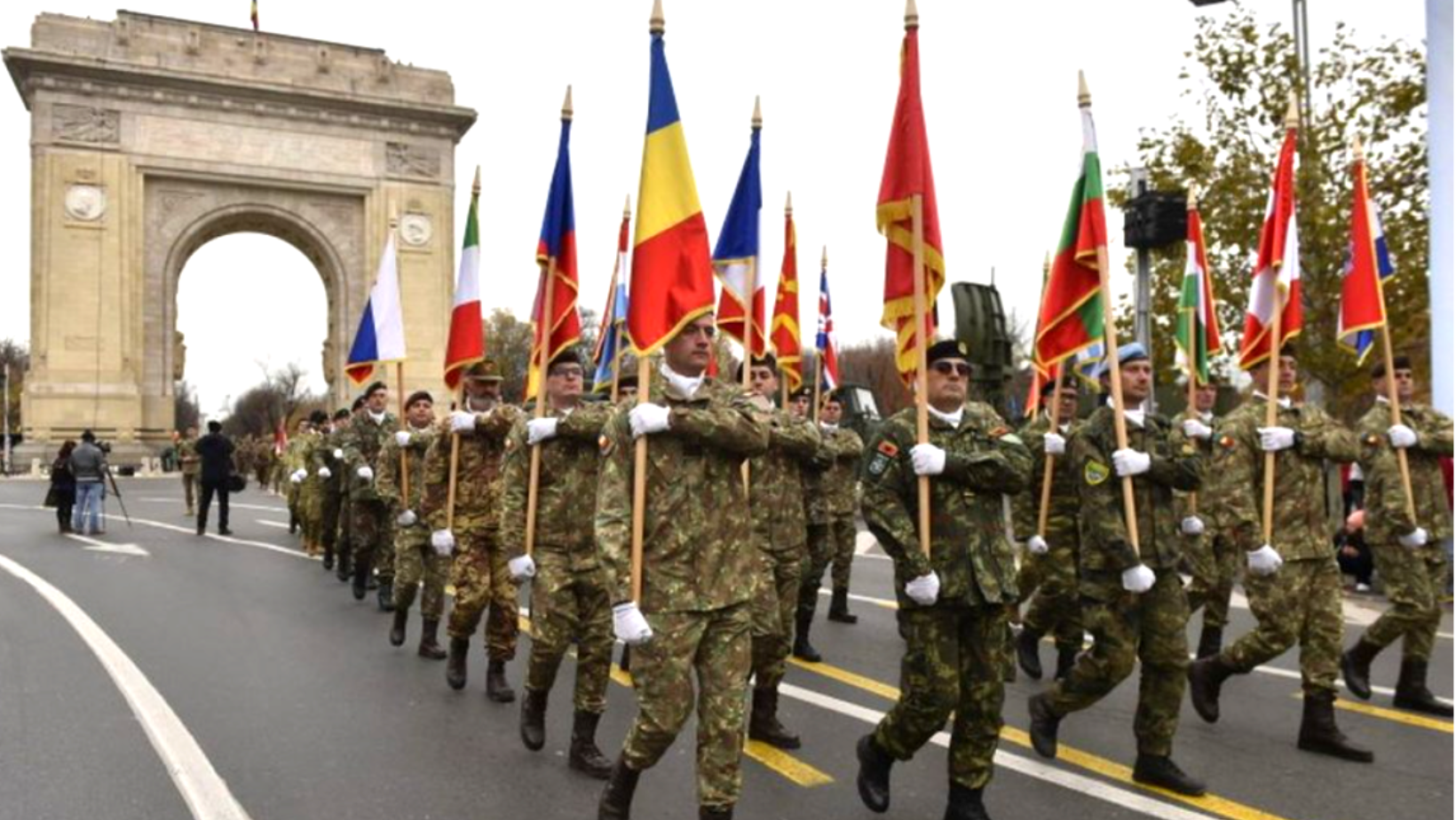 Peste 1.500 de militari români şi 150 de militari străini au participat la parada de Ziua Naţională
