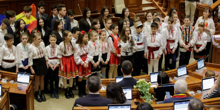 Moment emoționant în Parlamentul R. Moldova de Ziua României: „Jos vama de pe Prut!”