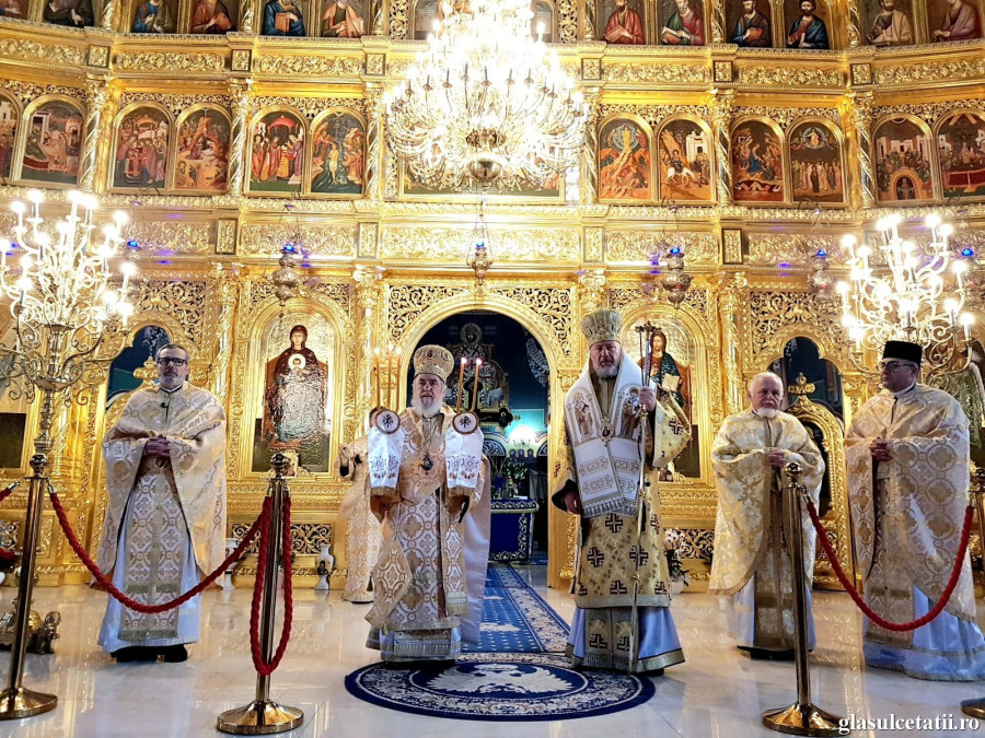 Paraclisul „Sf. Nicolae” al Catedralei Arhiepiscopale și-a serbat hramul în prezența Ierarhilor arădeni (FOTO)