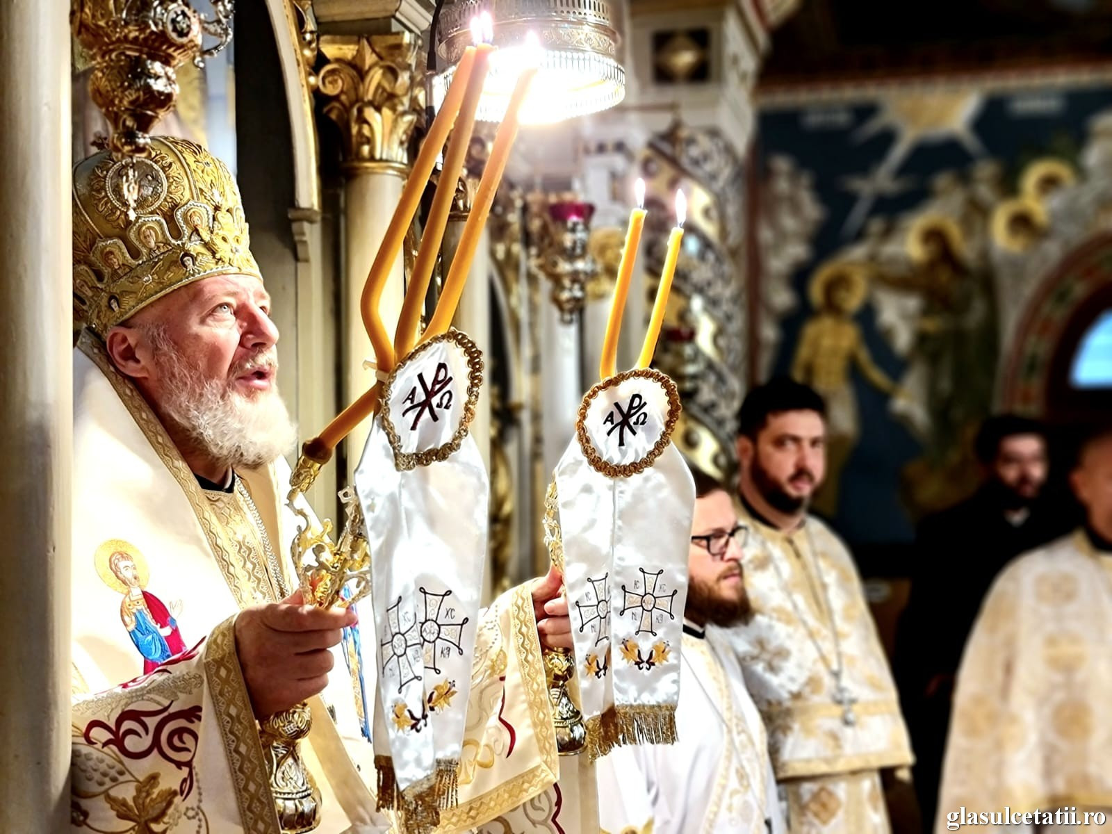 (FOTO) Liturghia Arhierească de astăzi de la Bisericuța de pe Eminescu, bun răspuns dat invitației la Cina lui Dumnezeu