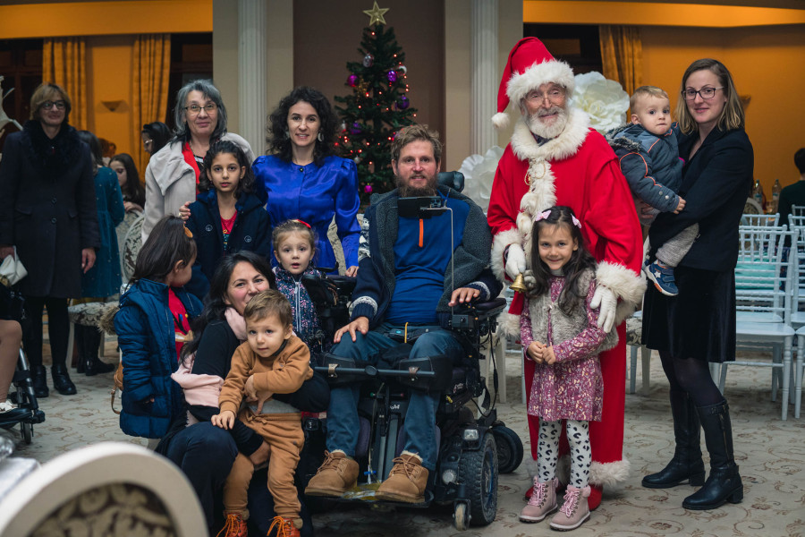 Moș Crăciun, darnic și bun, a ajuns și la cei 90 de copii care au participat la Serbarea de Crăciun de la Fundația lui Mihai Neșu