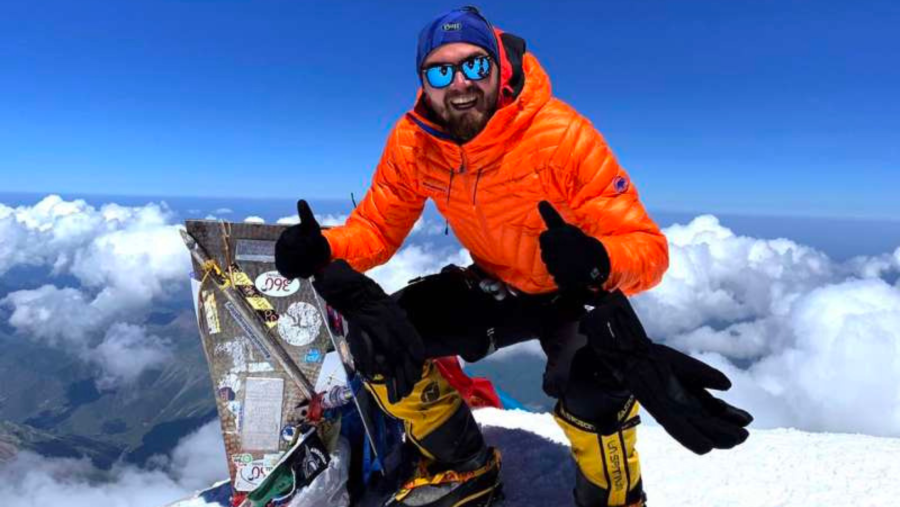 Alpinistul Adrian Ahriţculesei, cu un pas mai aproape de finalizarea 'Circuitului celor 7 vulcani'. A ajuns în Antarctica