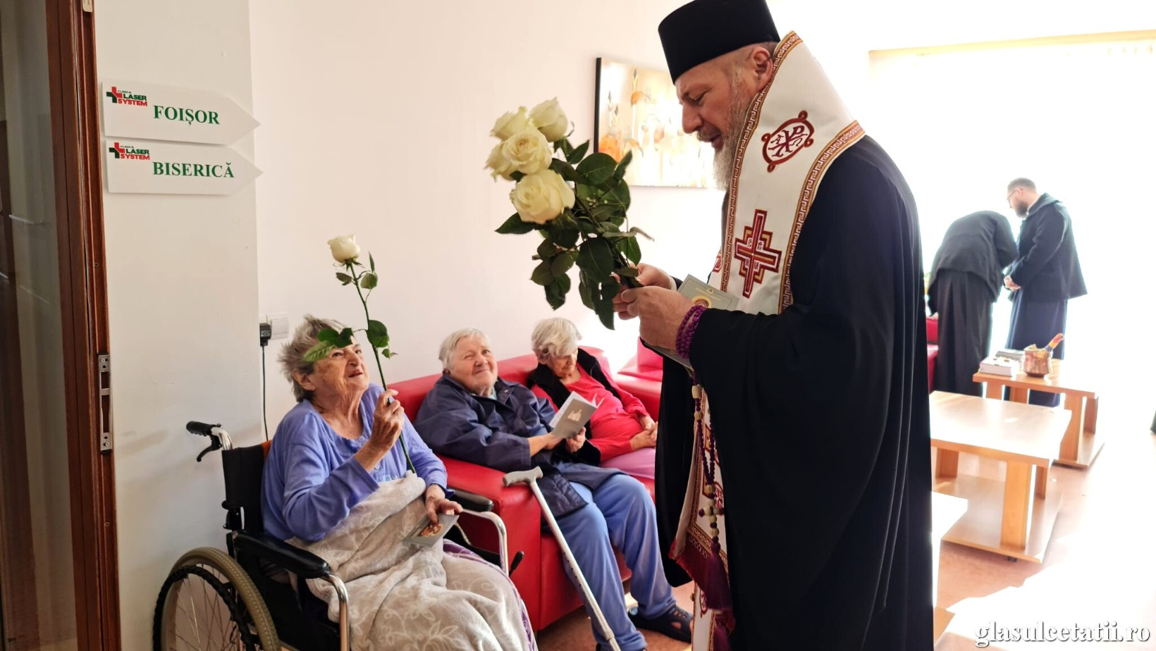 (FOTO) Bunicii de la Centrul de Îngrijiri Paliative din Vladimirescu, vizitați și binecuvântați de PS Emilian la început de an