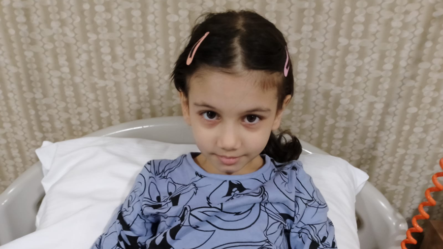Cristina are doar 9 ani, iar viața ei depinde de o operație care costă 16.000 de euro. „Îndură zilnic dureri inimaginabile”