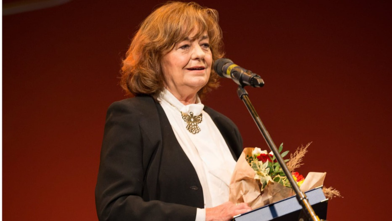 Rugă pentru pace! Zeci de instituții de cultură din România vor difuza simultan un fragment citit de Ana Blandiana din romanul Internat