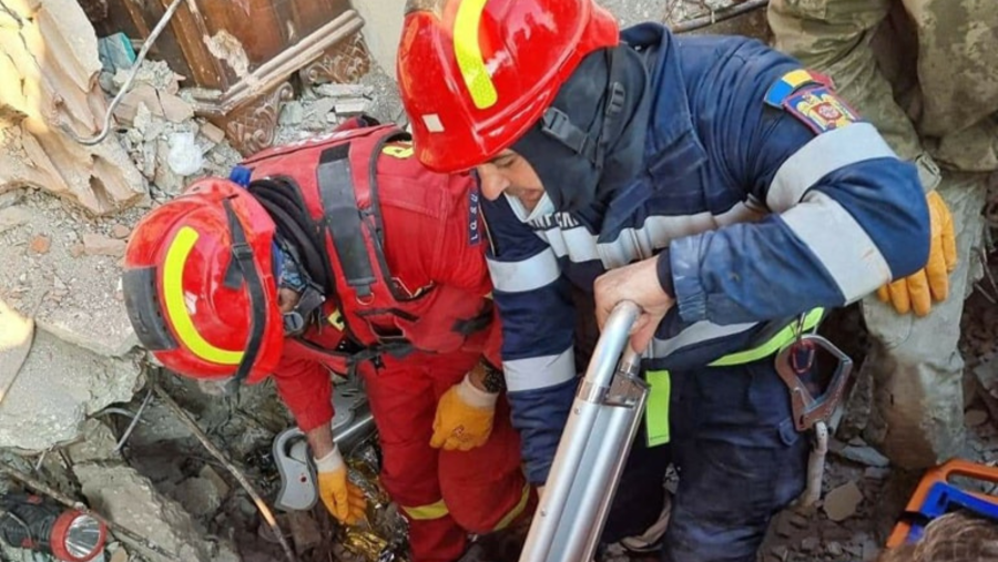 Salvatorii români au salvat încă un bărbat prins sub ruinele unei clădiri din Turcia