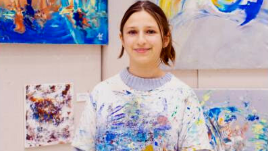 La doar 12 ani, o fetiță româncă născută în Italia cucerește lumea cu picturile ei