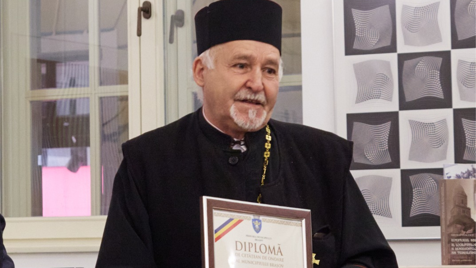 Preotul care a tradus zeci de mii de documente unice în lume de la Prima Școală Românească din Șcheii Brașovului, desemnat Cetățean de onoare al Brașovului