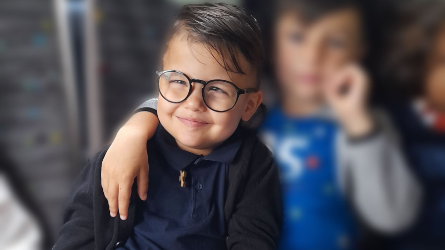 Patrick are doar 4 ani și fost diagnosticat cu o malformație unică în Romania, care îl împiedică să meargă și să vorbească