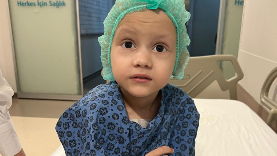 O mamă își strigă neputința, nădăjduind la ajutorul semenilor: soțul și copilul de doar 3 ani, diagnosticați cu cancer