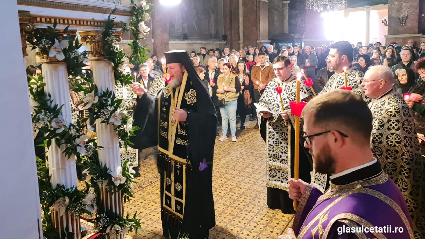 (FOTO) Sute de arădeni L-au Prohodit pe Mântuitorul, în Vinerea Mare, la Catedrala istorică a Aradului
