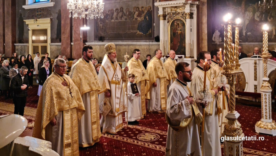 (FOTO) Sute de arădeni au cântat „HRISTOS A ÎNVIAT” la Liturghia Arhierească săvârșită în ziua de Paști la Catedrala Veche