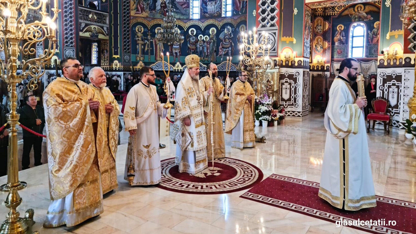 (FOTO) ”Să rămânem în bucuria Praznicului Învierii” - Liturghie Arhiereasă la Catedrala Nouă, în prima zi din Săptămâna Luminată