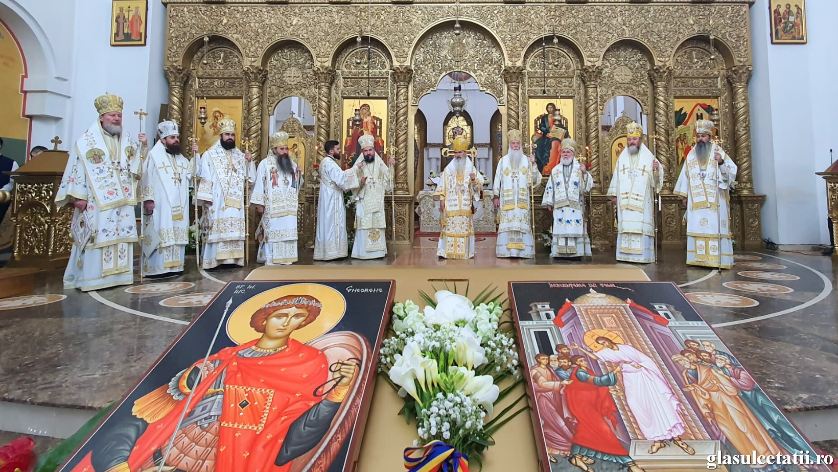 (FOTO) PS Emilian Crișanul, la hramul Catedralei Episcopale din Caransebeș: ”Hristos a fost și este totdeauna Izvorul vieții, al vindecării și al mântuirii noastre”