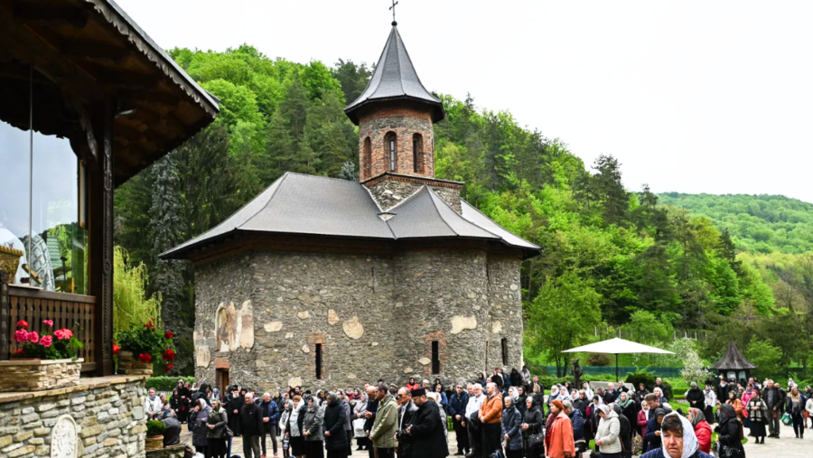 Mănăstirea Prislop și-a sărbătorit astăzi hramul istoric, în ziua de prăznuire a Sfântului Apostol și Evanghelist Ioan