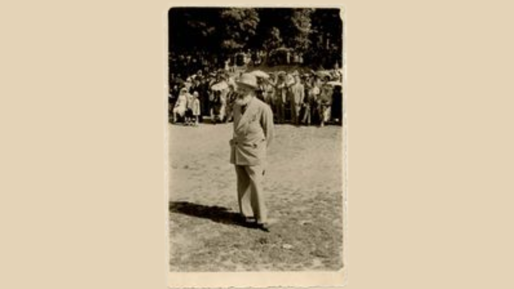 Ultima fotografie cu Brâncuși la Târgu Jiu, expusă în premieră după ce a fost vândută