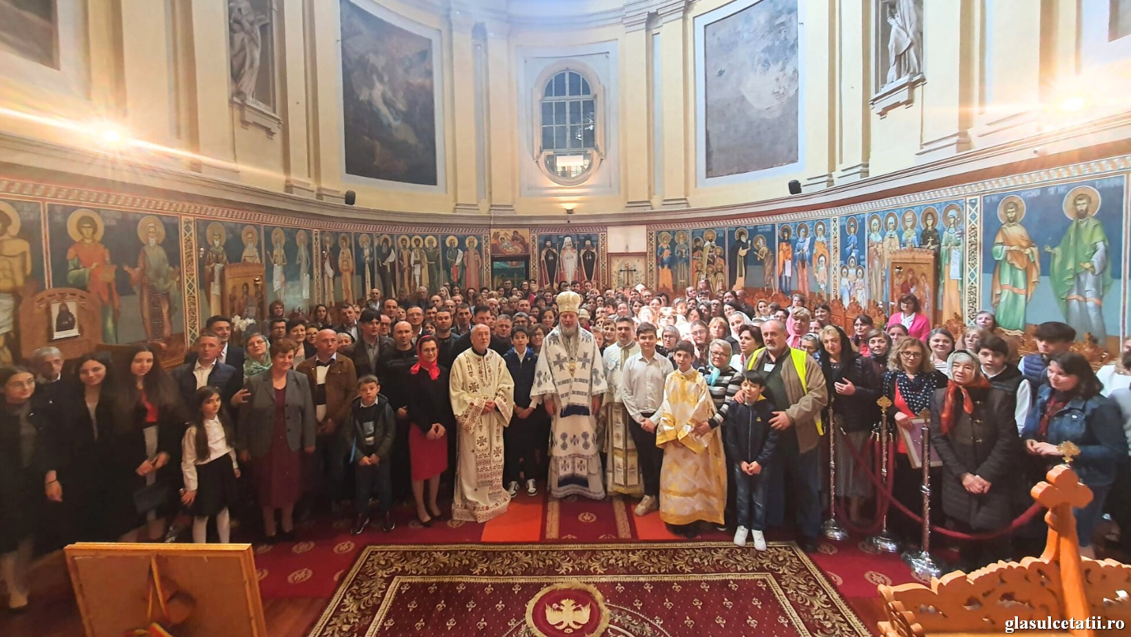 (FOTO) Românii din Parohia ”Sf. Cruce” Torino l-au avut în mijlocul lor, în Duminica Samarinencei, pe PS Emilian Crișanul