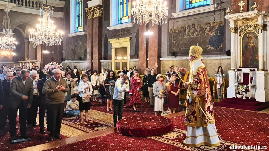 (FOTO) Liturghie Arhierească la Catedrala istorică a Aradului, în Duminica Românilor de Pretutindeni și a Sfinților Părinți de la Sinodul I Ecumenic