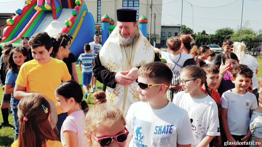 (FOTO) Copiii din Arhiepiscopia Aradului și-au sărbătorit ziua pe terenul de fotbal din Bujac