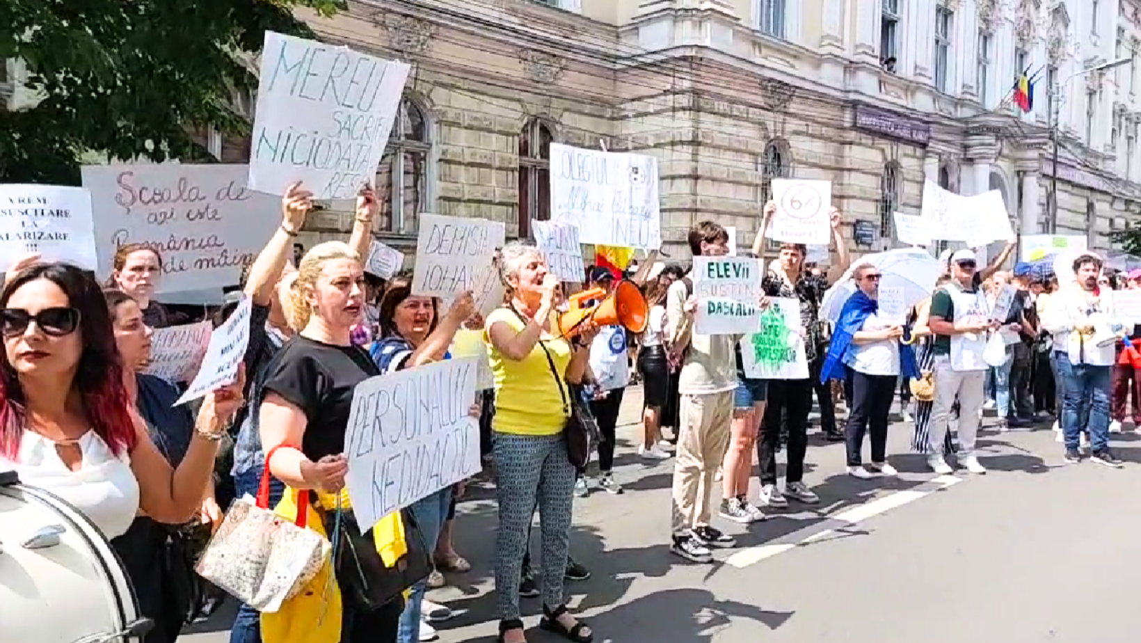 ”Şcoala de azi este România de mâine” - Peste 1.000 de profesori arădeni protestează în centrul municipiului