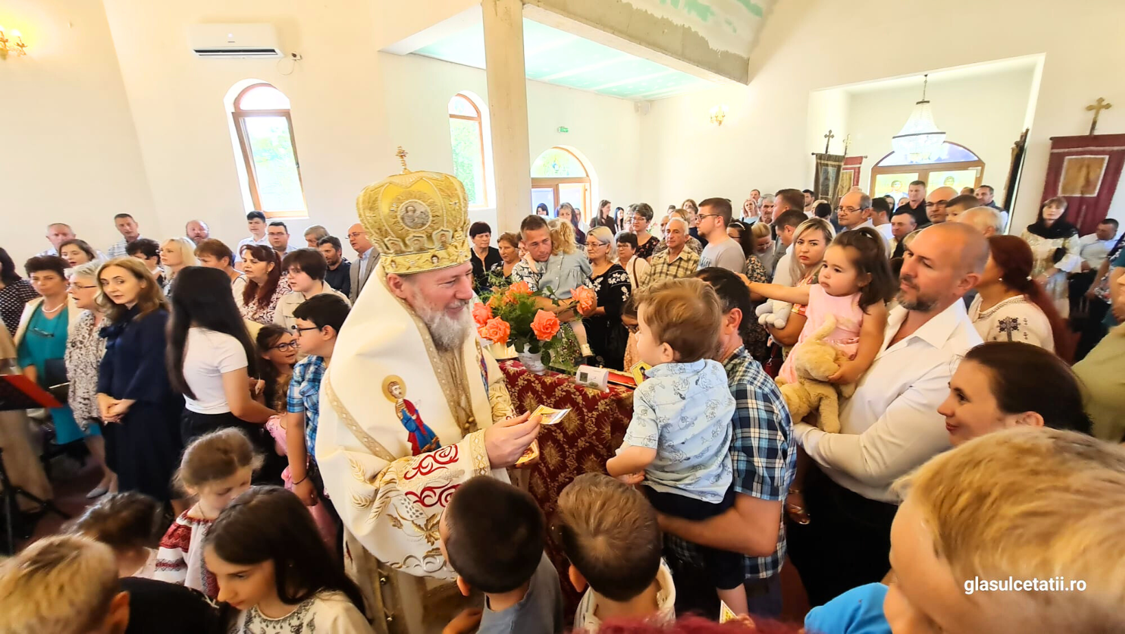 (FOTO) Duminica Sfinților Români, prilej de mare bucurie pentru credincioșii din Sânpaul: Liturghie Arhierească la sărbătoarea hramului bisericii