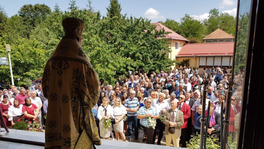 Peste 140.000 de români îşi sărbătoresc onomastica astăzi