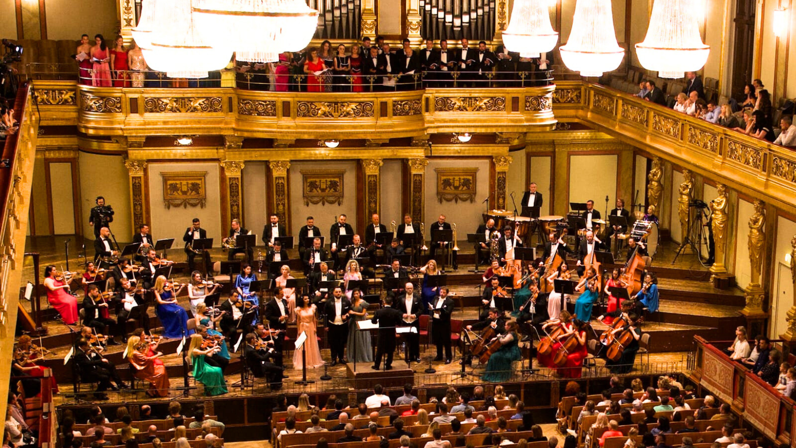 Aplauze în picioare pentru Opera Națională din București, prezentă pentru prima dată în celebra Sală de Aur din care se transmit concertele de Anul Nou