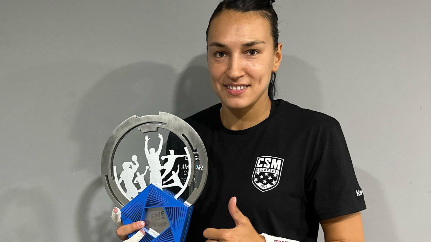 Cristina Neagu a primit Trofeul pentru cel mai bun inter stânga al sezonului trecut