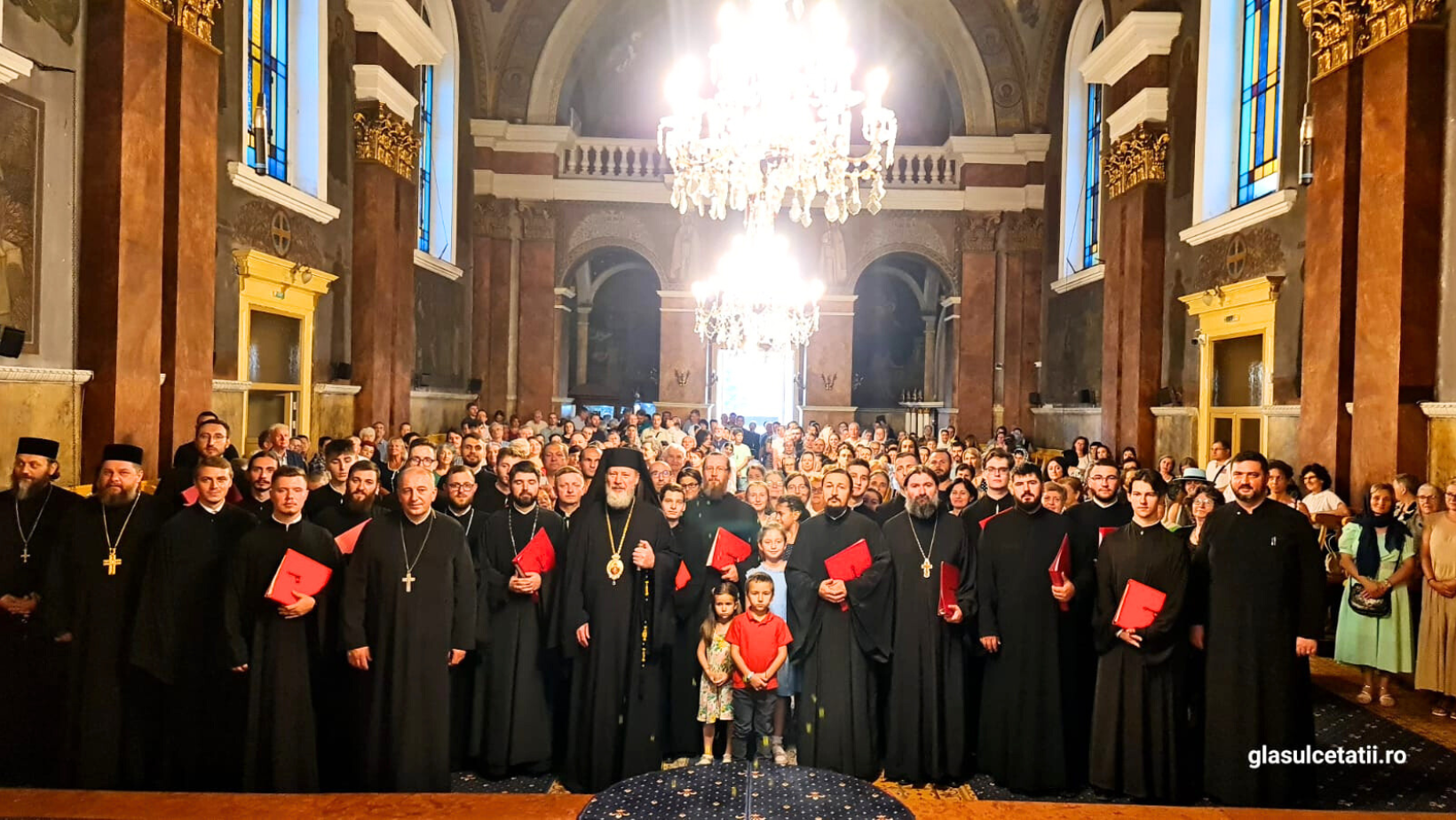 (FOTO+VIDEO) Moment înălțător închinat Maicii Domnului, în această seară, la Catedrala istorică din Cetatea Aradului