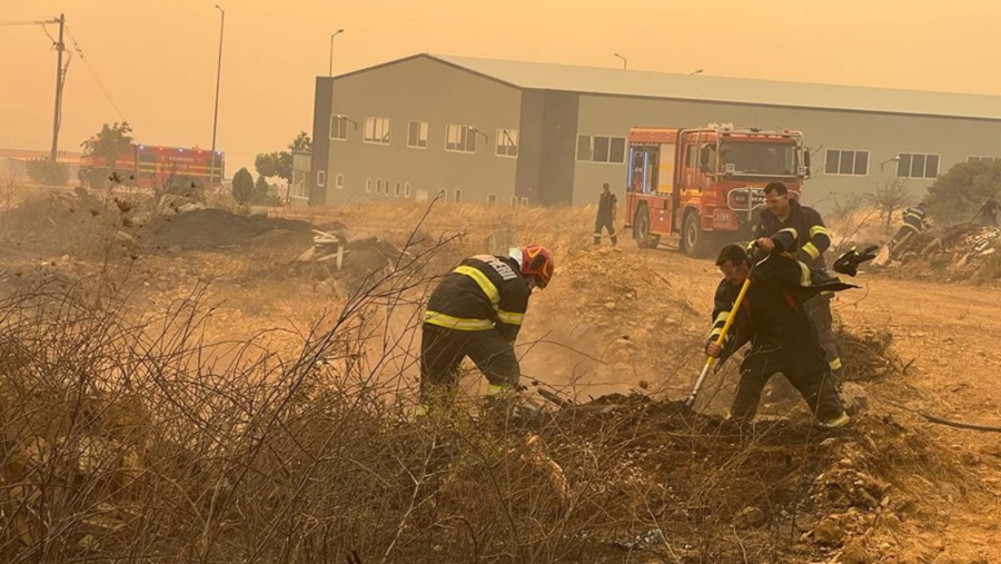 Peste 50 de salvatori români acţionează în Grecia pentru stingerea unui incendiu în Alexandroupolis