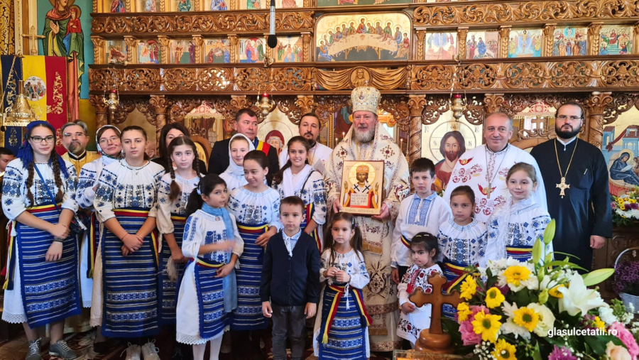 (FOTO) Liturghie Arhierească și sfințire de lucrări în Parohia Aluniș. ”Harul lui Dumnezeu ne ajută să lucrăm faptele bune”, a spus PS Emilian