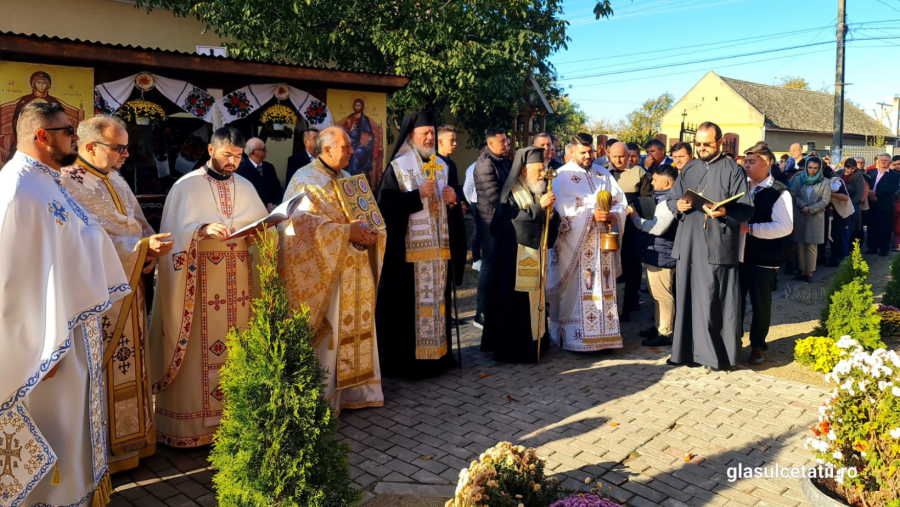 (FOTO) Lucrările la Biserica „Sf. Cuv. Parascheva” din Mănăștur, sfințite de ÎPS Timotei și PS Emilian Crișanul