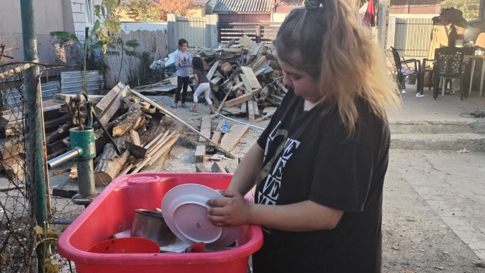 Maria, ținta răutăților colegilor după ce o afecțiune medicală gravă i-a provocat creșterea în greutate. O operație ar putea-o salva, dar are nevoie de ajutor