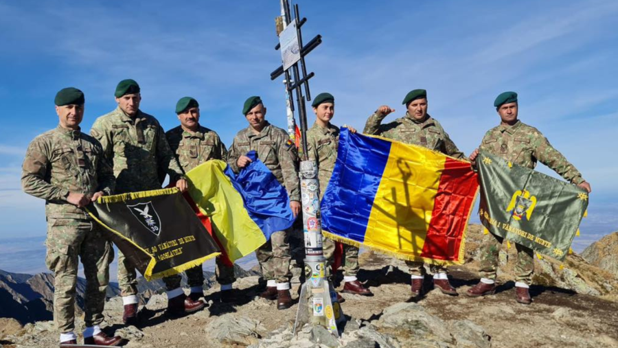 Drapelul național, arborat pe Vârfurile Moldoveanu, Viștea Mare, Roșu și Iezerul, în semn de recunoștință pentru vânâtorii de munte morți în cele două Războaie Mondiale