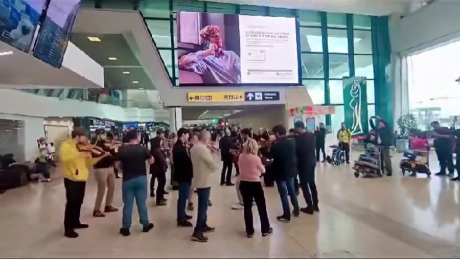 Dansurile românești de Bela Bartok s-au auzit pe Aeroportul Fiumicino din Roma