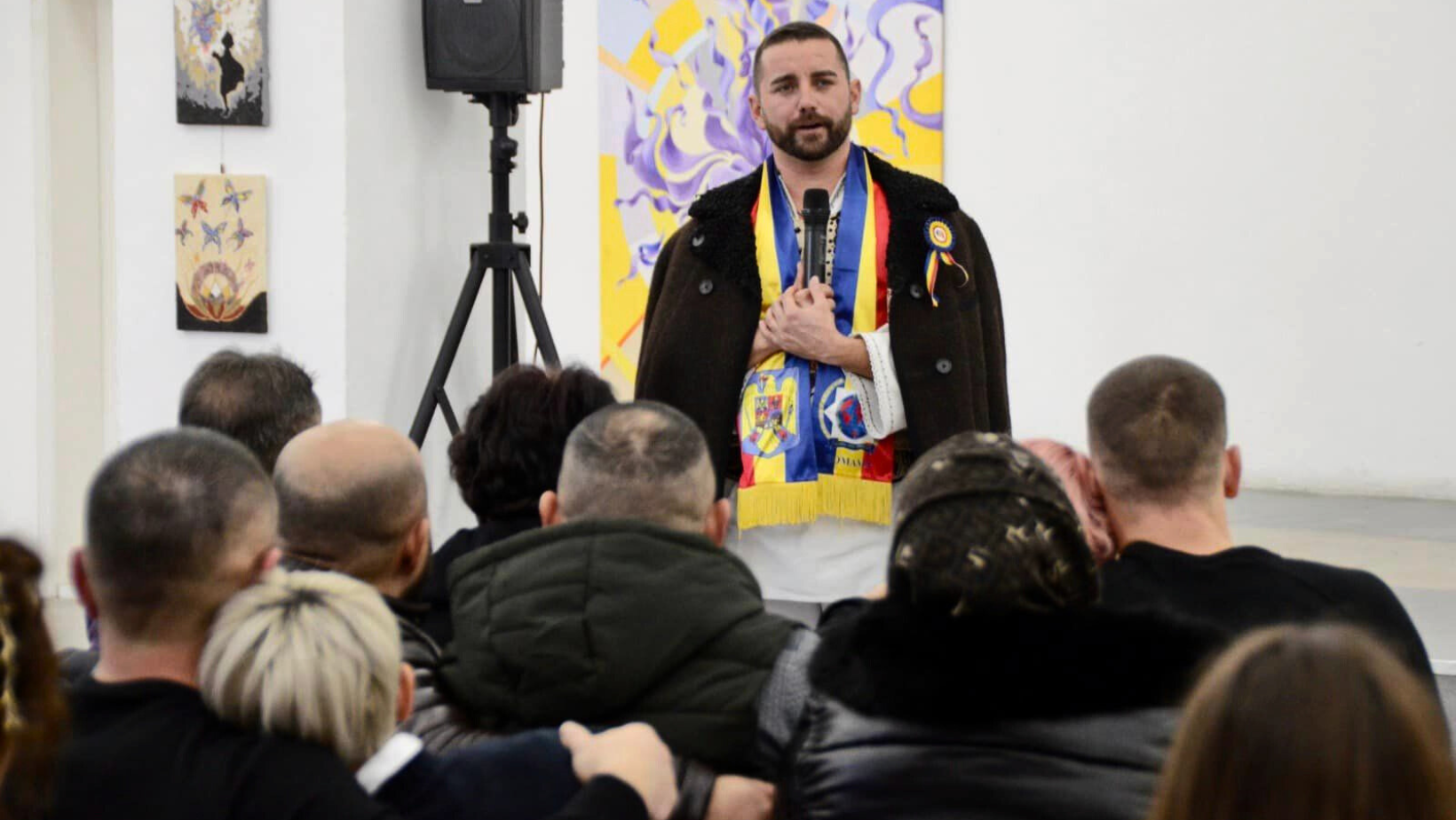 Acțiune de suflet la Penitenciarul Arad. Persoanele private de libertate, colindate de Ionuț Langa în prezența familiilor acestora