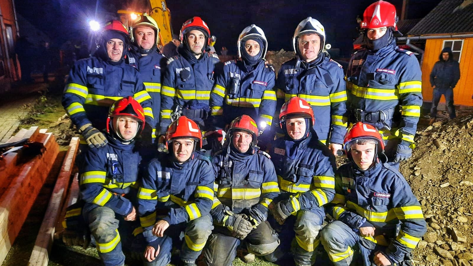 Ei sunt cei 11 salvatori care au muncit 8 ore pentru a salva un tânăr prins sub un mal de pâmânt
