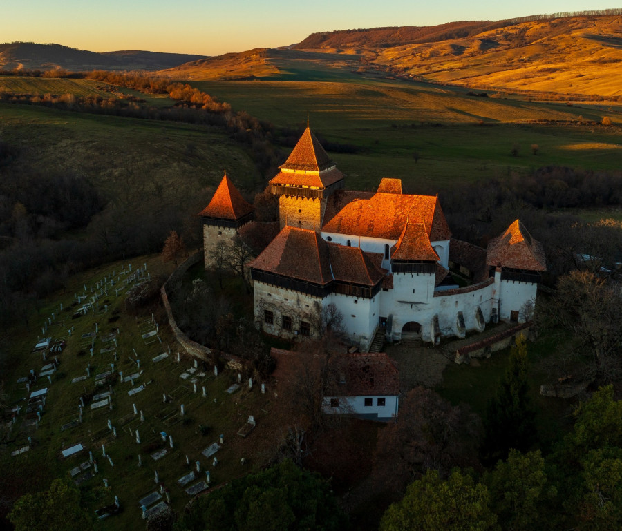 Fotografii spectaculoase cu biserici fortificate din Transilvania, prezentate în centrul Varșoviei