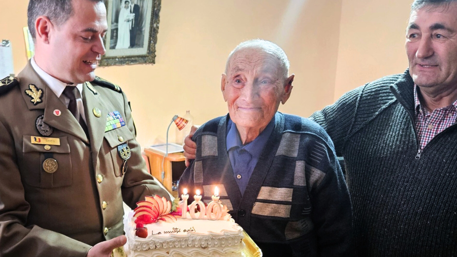 Veteranul de război Ștefan Mohorea, sărbătorit la 100 de ani de familie, prieteni și militari