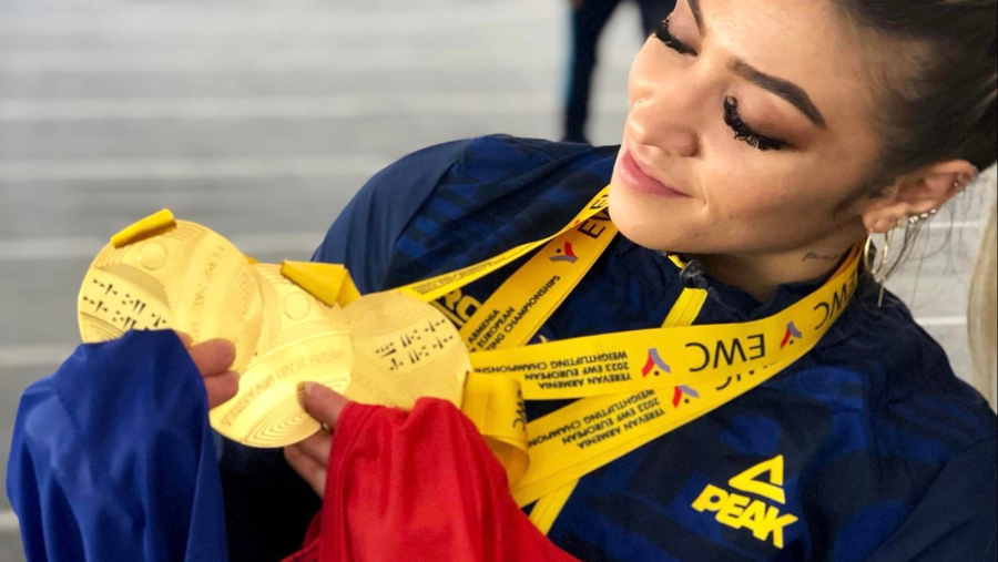 Mihaela Cambei a câștigat trei medalii de aur la Campionatele Europene de haltere de la Sofia