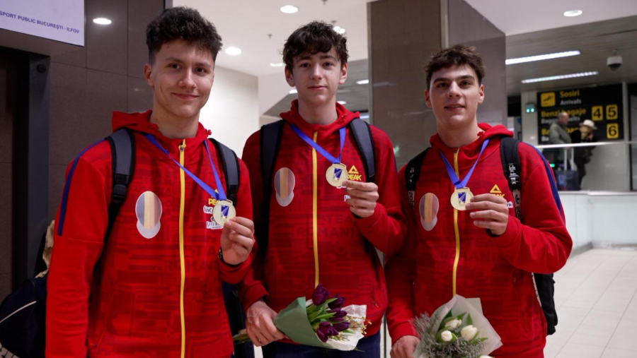 Campionii europeni la sabie, întâmpinați cu flori la întoarcerea acasă