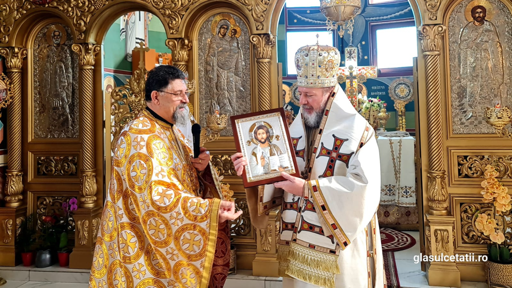 (FOTO) Liturghie Arhierească, în Duminica Iertării, la biserica ”Sf. Apostol Andrei” din Micălaca. ”Să ne eliberăm mintea, inima și ființa de toate poverile care ne apasă”